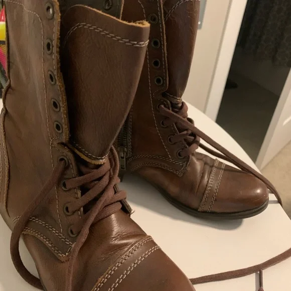 Brown Steve Madden combat boots - Picture 3 of 5